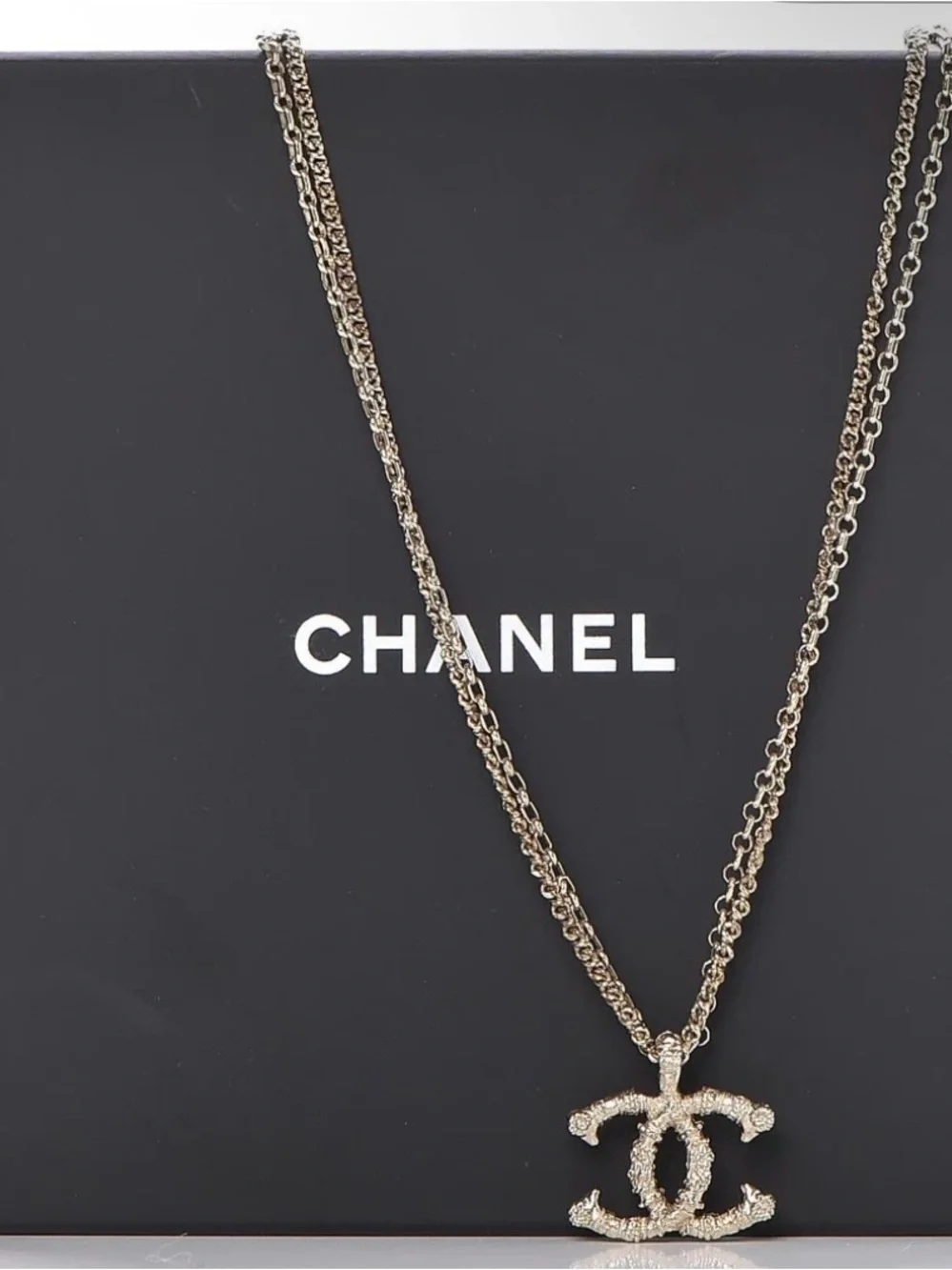 Chanel-Style Interlocking CC Pendant Necklace - Picture 3 of 4